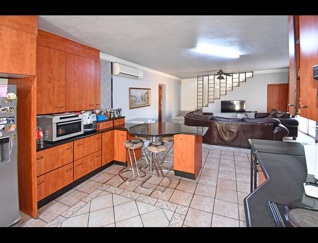 4 BEDROOM HOUSE FOR SALE IN MAYFAIR WEST